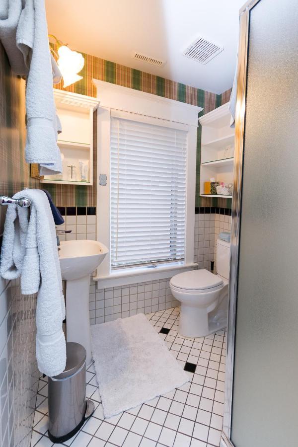 Calgary Westways Guest House エクステリア 写真